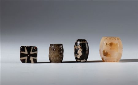  
Lotto composto da quattro perle in agata e giada. Tibet e Cina, XIX secolo 
 La piu grande mm 23.3 x 21.7