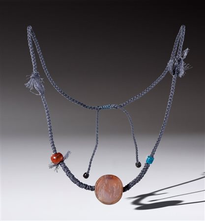  
Collana con sigillo in stile Sasanide in agata e perla in corniola. Asia Centrale, XX secolo 
 Lunghezza complessiva cm 28 ca.