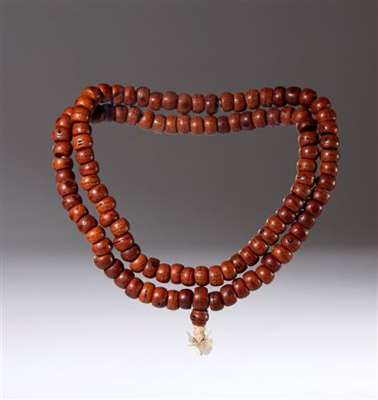  
Mala rituale composta da 108 grani ricavati dai semi della pianta Bodhi (Ficus religiosa). India, XIX secolo 
 Lunghezza complessiva cm 43 ca.