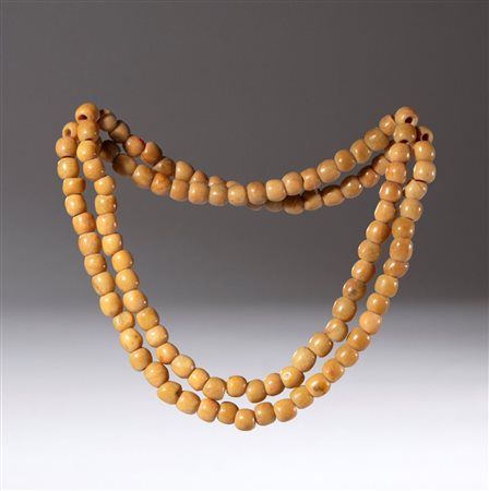  
Collana ornamentale in giada. Cina, dinastia Qing (1644-1912) 
 Lunghezza complessiva cm 44 ca.