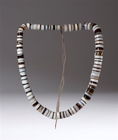  
Collana in perle discoidali di agata zonata. Cina, dinastia Qing (1944-1911), fine XIX  
 Lunghezza complessiva cm 25 