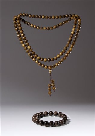  
Mala e bracciale in perle di legno di Agar, Cina, periodo Repubblica (1912-1949) 
 Lunghezza complessiva cm 43 - Il bracciale diametro interno mm 55.5
