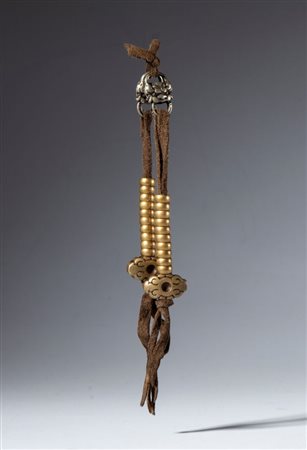  
Coppia di contatori ornamentali per Mala in lega di rame. Tibet, XIX secolo 
 Lunghezza complessiva di ciascuno mm 120 ca.