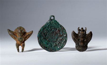  
Lotto di 3 amuleti in  lega di rame composto da un Jiu Gong Ba Gua, e due figure di Garuda. Tibet, XIX secolo 
 Diametro mm 41.4 /  mm 33.8 x 29.3 / mm 35.7 x 35.7