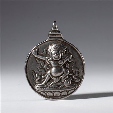  
Amuleto Jiu Gong Ba Gua, in lega di argento con raffigurazione di Mahakala. Tibet, XX secolo 
 Diametro mm 43 x 4.7