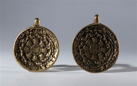  
Coppia di amuleti Jiu Gong Ba Gua in lega di rame. Tibet, XIX secolo 
 Diametro mm 46.4 / diametro mm 45.5
