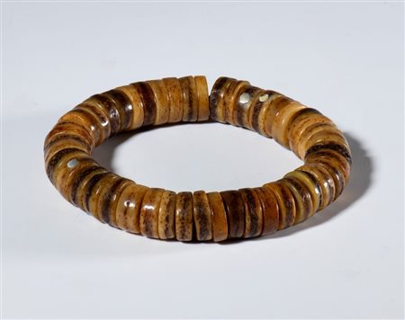  
Raro bracciale ornamentale realizzato con quarantacinque grani in osso ottenuti dai grani di rotazione consunti di ruote di preghiera. Tibet, XIX secolo 
 Diametro interno mm 57 ca.