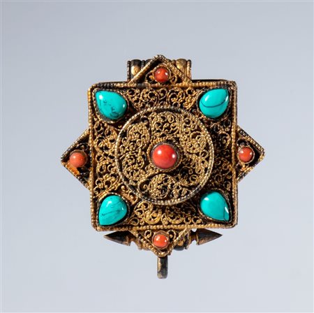  
Porta amuleti Gau in argento dorato e pietre semipreziose. Tibet, XIX secolo 
 mm 43 x 39 x 14