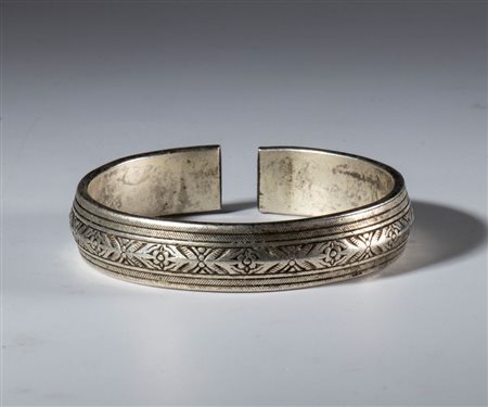  
Bracciale ornamentale in argento. Tibet, XIX secolo 
 Diametro interno massimo mm 69