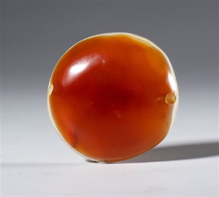  
Perla piatta Lukmik in agata zonata bianco arancio. Tibet, XIX secolo 
 Diametro mm 41 x 12.5