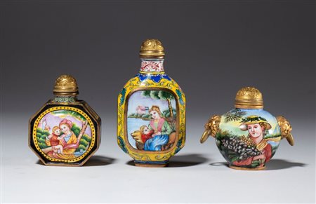  
Lotto di tre snuff bottle in rame e smalti policromi. Cina, inizio XX secolo 
 La piu grande mm 70.7 x 37.5 x 24.2