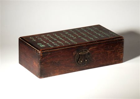  
Scatola in palissandro utilizzata per riporre oggetti. Sul coperchio un testo poetico inciso e rinforzato con pigmento turchese. Cina, dinastia Qing (1644-1912), XIX secolo 
 cm 8 x 28 x 14