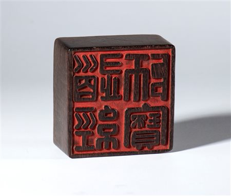  
Grande sigillo in legno per calligrafia. Cina, dinastia Qing (1644-1912), XIX secolo 
 mm 61.2 x 60 x 33.5