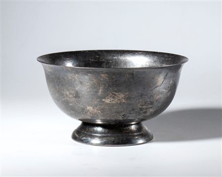 
Ciotola per offerte in argento. Cina, dinastia Qing (1644-1912), XIX secolo 
 Diametro mm 127 x 67