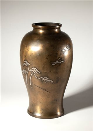  
Vaso ornamentale in lega di rame con paesaggio e uccelli gru in argento ageminato. Cina, dinastia Qing (1644-1912),XVIII secolo 
 Altezza cm 22.5