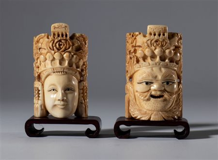  
Coppia di piccole maschere raffiguranti personaggi del teatro cinese in avorio di elefante. Cina, XX secolo 
 Ciascuna mm 63.5 x 39 x 20 ca.