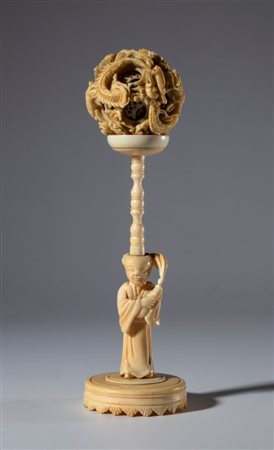  
Piccola scultura con base tornita e sfera degli spiriti (鬼功球  “guĭ gōng qiú”) in avorio di elefante. Cina, XIX secolo 
 Altezza complessiva mm 175 