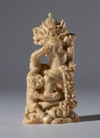  
Gruppo in avorio marino finemente scolpito raffigurante Garuda con scimmie e demone. Indonesia, XIX secolo 
 mm 97.5 x42.5 x 42 ca