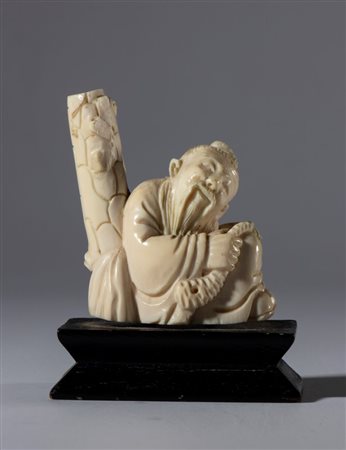  
Piccola scultura in avorio di elefante raffigurante un saggio su base in legno. Cina, Periodo Repubblica, 1912-1949 
 La sola figura  mm 54.5 x 43.5 x 27.5