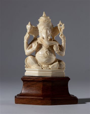  
Piccola scultura in avorio di elefante su base in legno raffigurante Ganesh. India XIX secolo 
 La sola scultura mm 74.5 x 46 x 22