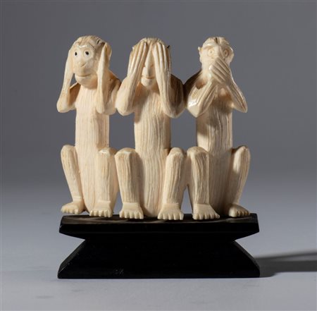  
Piccola scultura in avorio di elefante su base in legno raffigurante le tre scimmiette Mizaru, Kikazaru ed Iwazaru. Giappone, XIX secolo 
 La sola scultura mm 53 x 53.8 x 17
