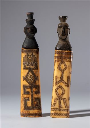  
Coppia di contenitori per sostanze mediche /magiche in osso e legno degli sciamani Dayak del Borneo. Arcipelago Malese, XIX secolo 
 Il piu grande mm 145 x 30 x 22.5