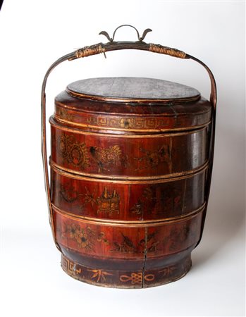  
Porta vivande in legno laccato e dipinto. Cina, XIX secolo 
 Altezza cm 64, diametro cm 44