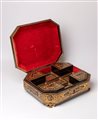  
Rara scatola da gioco Canton ottagonale in legno laccato e dorato. Cina, dinastia Qing (1644-1912), 1860 circa 
  cm 37.5 x 29.5 x 11