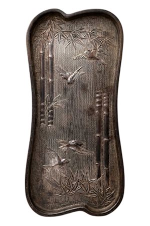 Vassoio in metallo giapponese del periodo Meiji con decoro di bambù e passeri cm 19 circa