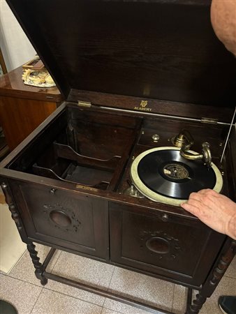 Mobile grammofono acustico Academy in quercia con gambe a tortiglione, circa 1920