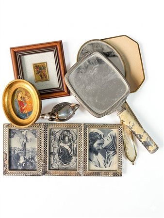 Lotto di oggetti decorativi e devozionali vintage, inclusi specchi e cornici religiose