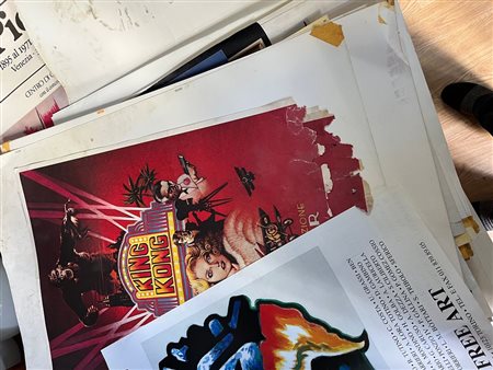Lotto di 7 manifesti tra cui poster di King Kong, Picasso e incisioni storiche