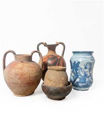 Lotto di recipienti e frammenti in ceramica di stile mediterraneo