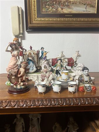 Lotto di statuine e oggetti decorativi in porcellana policroma
