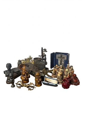 Lotto di oggetti decorativi e curiosità tra cui statuette orientali, icone religiose e miniature in metallo
