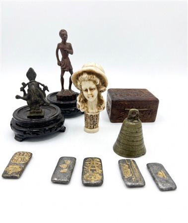 Lotto di oggetti da collezione asiatici e vari inclusi placche in metallo giapponesi e figure in bronzo