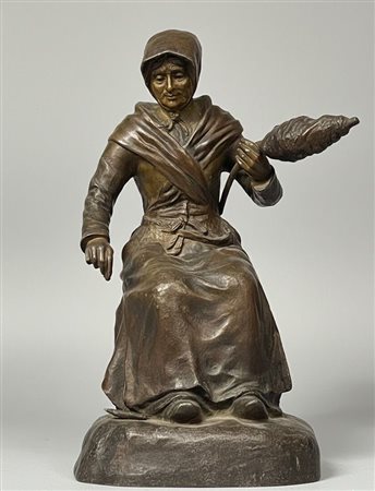 Scultura in bronzo raffigurante anziana filatrice seduta cm 30x20