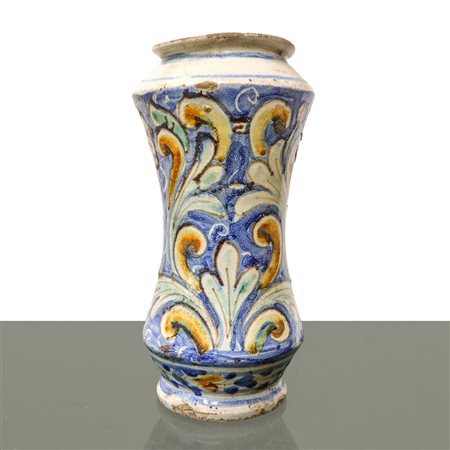 Albarello in maiolica di Caltagirone dipinto policromo con decori floreali e fogliari, 18° secolo