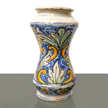 Albarello in maiolica di Caltagirone dipinto policromo con decori floreali e fogliari, 18° secolo