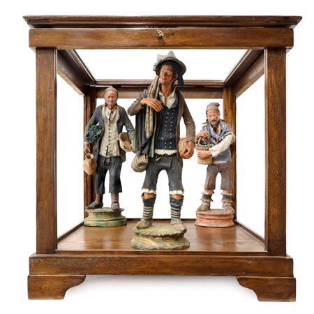 Bongiovanni Vaccaro (Caltagirone  1807 - Caltagirone 28 novembre 1889)  - Gruppo di n. 3 figurine in terracotta di Caltagirone raffiguranti Contadini in teca di legno