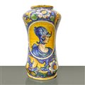 Gesualdo  Di Bartolo (Caltagirone  1858 - 1940)  - Grande albarello in maiolica di Caltagirone dipinto policromo della bottega di Bartolo con doppio medaglione con figure e decori floreali, Primi 19° secolo