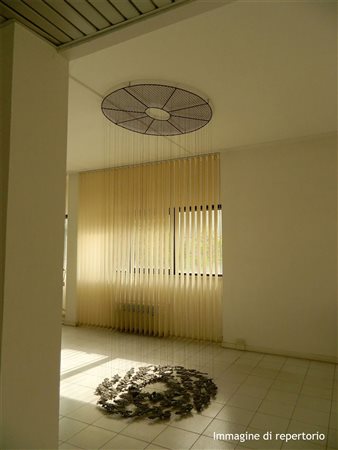 Cornelia Parker (Cheshire, 1956) Natura morta, 1990 Scultura sospesa con...