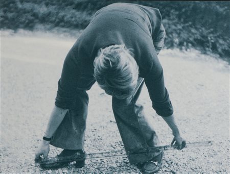 Gina Pane (Biarritz, 1939 - 1990) Segna passi Fotografia, cm 60x80 Al verso...