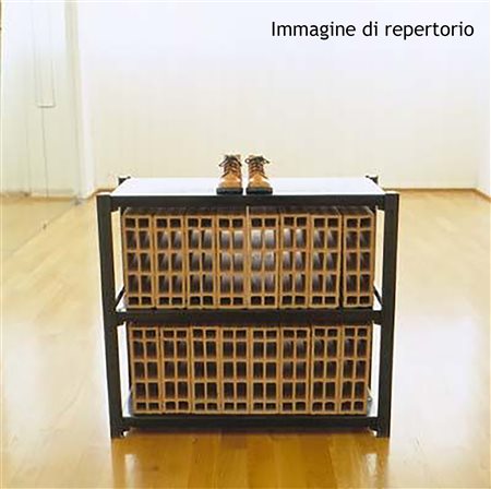 Haim Steinbach (Israele, 1944) Senza titolo, 1996 Struttura metallica, 16...