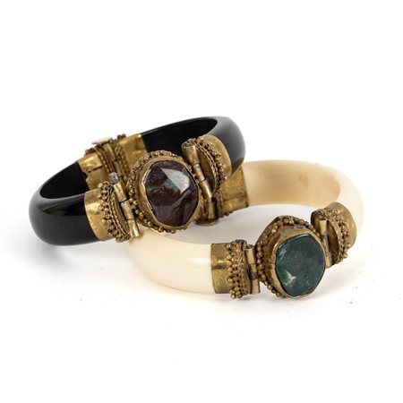 PRODUZIONE ORIENTALE 1970 ca., Due bracciali rigidi