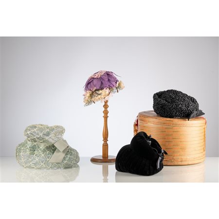 MODISTA ITALIANA, Cappelliera con quattro cappelli femminili