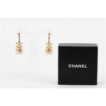 CHANEL, Orecchini pendenti con montatura in metallo