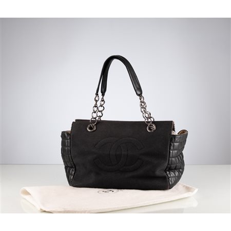 CHANEL, Borsa a spalla “ Chocolate Bar Chain”