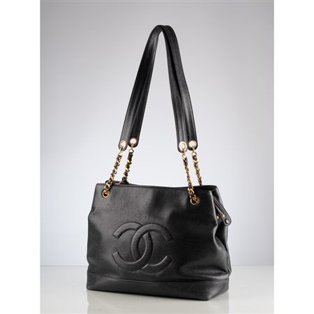 CHANEL, Borsa a spalla “Chain Tote” in pelle