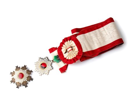  
Giappone, Ordine Imperiale del Sol levante, placca e pendente di Gran Croce con fascia primo quarto XX sec.
 